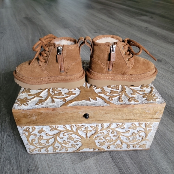 UGG Toddler Neumel Suede Boot - Picture 3 of 10